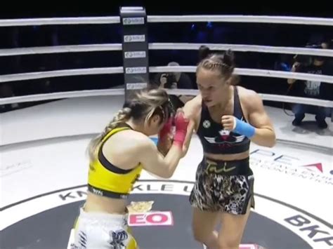 Aussie fighter flashes crowd with her breasts after STUNNING。